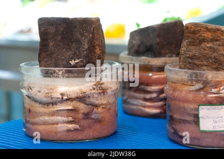 Italia, Liguria, Anchovie salate in vaso di vetro Foto Stock