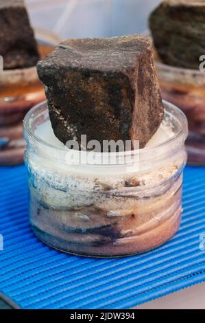 Italia, Liguria, Anchovie salate in vaso di vetro Foto Stock