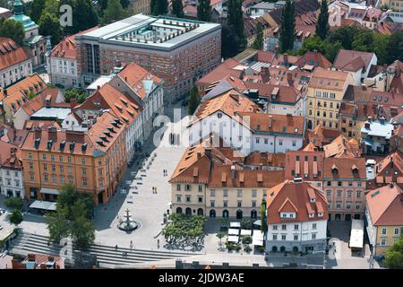 Vista della Biblioteca Nazionale e Universitaria di Plecnik dal Castello di Lubiana, Slovenia Foto Stock