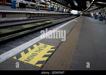 Piattaforme deserte alla stazione di Euston il secondo giorno dello sciopero ferroviario del Regno Unito, quando i lavoratori delle ferrovie e della metropolitana di Londra con il sindacato RMT hanno intrapreso un'azione industriale, lo sciopero ferroviario più dirompente in Inghilterra, Scozia e Galles da trent'anni, il 23rd giugno 2022, a Londra, Inghilterra. Foto Stock