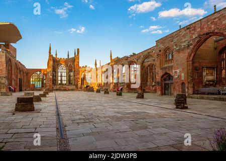 Coventry, Regno Unito. Giugno 21, 2022. Vista delle rovine interne della Cattedrale di Coventry in Inghilterra Foto Stock