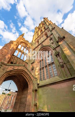 Coventry, Regno Unito. Giugno 21, 2022. Vista ad angolo basso del campanile della Cattedrale di Coventry in Inghilterra Foto Stock