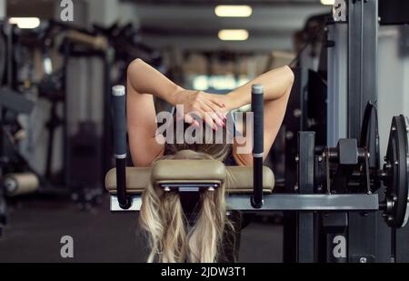 La giovane donna bionda arrenderà l'allenamento in palestra, fallirà Foto Stock