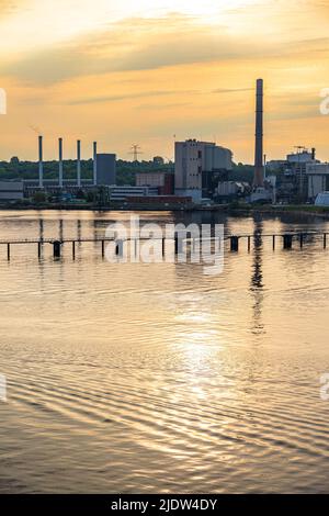 Industria moderna sulle rive del fiordo di Kiel all'alba, Kiel, Schleswig-Holstein, Germania Foto Stock