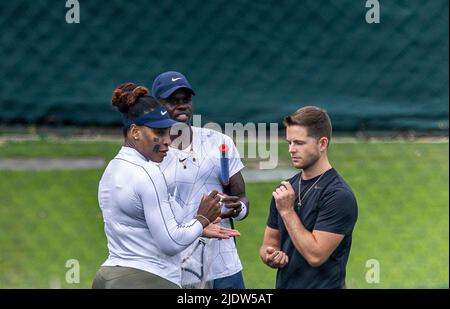 Serena Williams precede il campionato Wimbledon 2022 all'All England Lawn Tennis and Croquet Club, Wimbledon. Data foto: Giovedì 23 giugno 2022. Foto Stock