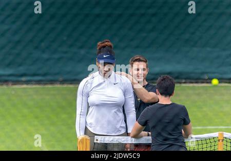 Serena Williams precede il campionato Wimbledon 2022 all'All England Lawn Tennis and Croquet Club, Wimbledon. Data foto: Giovedì 23 giugno 2022. Foto Stock