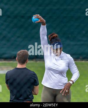 Serena Williams precede il campionato Wimbledon 2022 all'All England Lawn Tennis and Croquet Club, Wimbledon. Data foto: Giovedì 23 giugno 2022. Foto Stock