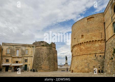 Le torri e le mura di un castello aragonese che difendeva la città di Otranto dall'attacco dei pirati, Italia. Foto Stock