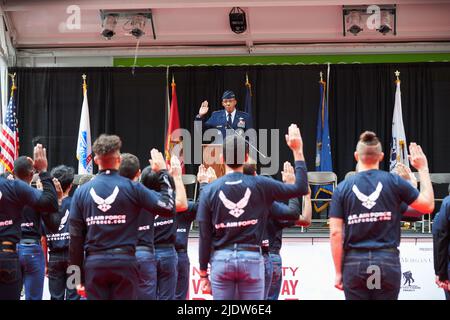 Manhattan, USA - 11. Novembre 2021: Il capo di stato maggiore dell'aeronautica degli Stati Uniti Gen. Charles Brown Jr., prende giuramento delle reclute dell'aeronautica degli Stati Uniti durante l'annuale Foto Stock