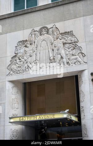 Frieze decorativo sopra l'entrata di 640 Fifth Avenue, New York City, USA 2022 Foto Stock