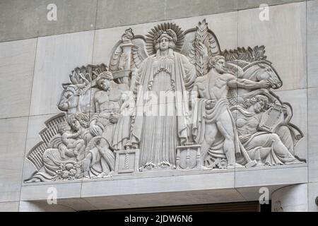 Frieze decorativo sopra l'entrata di 640 Fifth Avenue, New York City, USA 2022 Foto Stock