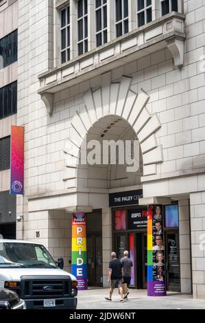 Il Paley Center for Media di New York City ha una mostra su 50 anni di ESPN ed è decorato per celebrare il mese Pride, USA 2022 Foto Stock