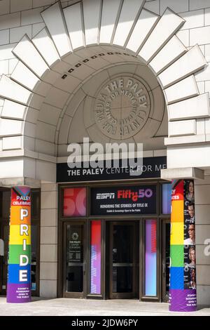 Il Paley Center for Media di New York City ha una mostra su 50 anni di ESPN ed è decorato per celebrare il mese Pride, USA 2022 Foto Stock