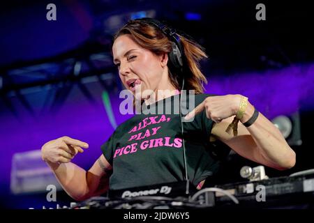 Melanie C suona un DJ ambientato nella tenda verde di William durante il Glastonbury Festival presso la Worthy Farm di Somerset. Data foto: Giovedì 23 giugno 2022. Foto Stock