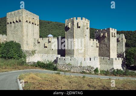 Mura e torri enormi circondano la chiesa medievale di Manasija e il suo monastero di storia serba Foto Stock