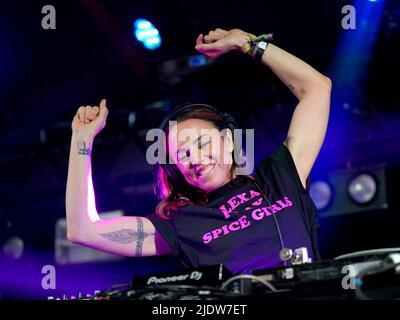 Melanie C suona un DJ ambientato nella tenda verde di William durante il Glastonbury Festival presso la Worthy Farm di Somerset. Data foto: Giovedì 23 giugno 2022. Foto Stock