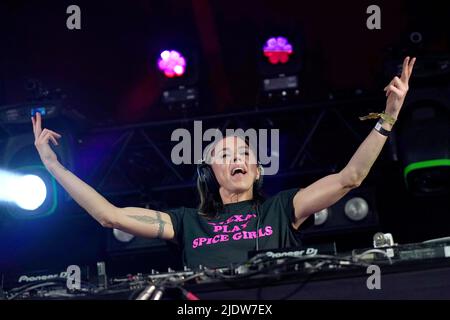 Melanie C suona un DJ ambientato nella tenda verde di William durante il Glastonbury Festival presso la Worthy Farm di Somerset. Data foto: Giovedì 23 giugno 2022. Foto Stock