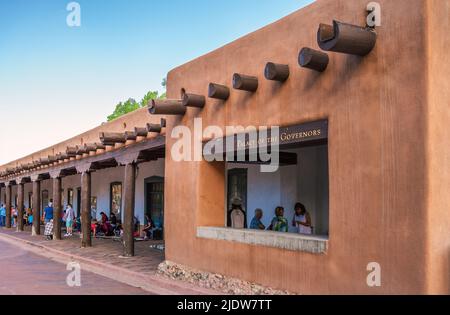 Palazzo dei Governatori e venditori nativi americani sotto il Portale, Santa Fe Plaza, New Mexico, USA. Foto Stock