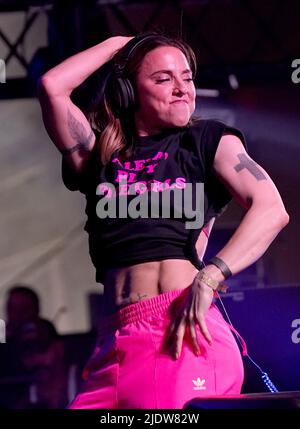 Melanie C suona un DJ ambientato nella tenda verde di William durante il Glastonbury Festival presso la Worthy Farm di Somerset. Data foto: Giovedì 23 giugno 2022. Foto Stock