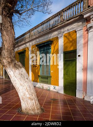 LIMA, PERÙ - CIRCA SETTEMBRE 2019: Porta e finestra tipica vecchia a Barranco, un quartiere di Lima, Perù. Foto Stock