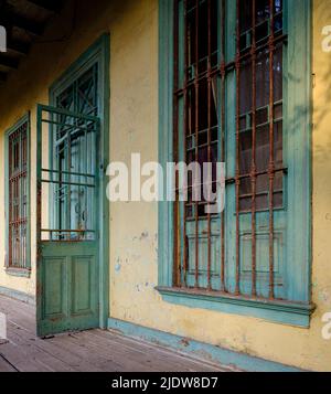 LIMA, PERÙ - CIRCA SETTEMBRE 2019: Porta e finestra tipica vecchia a Barranco, un quartiere di Lima, Perù. Foto Stock