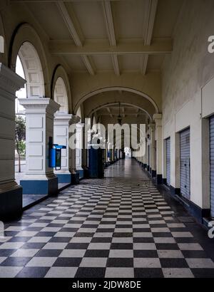 LIMA, PERÙ - CIRCA SETTEMBRE 2019: Archi di tipico edificio intorno a Plaza San Martin a Lima, Perù. Foto Stock