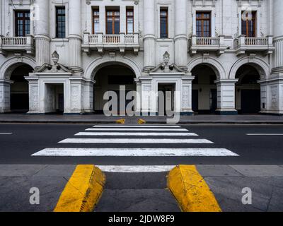 LIMA, PERÙ - CIRCA SETTEMBRE 2019: Archi di tipico edificio intorno a Plaza San Martin a Lima, Perù. Foto Stock