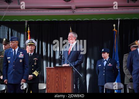 Manhattan, USA - 11. Novembre 2021: I funzionari dell'Aeronautica militare sono saliti sul podio accanto al sindaco di NYC Bill de Blasio Foto Stock