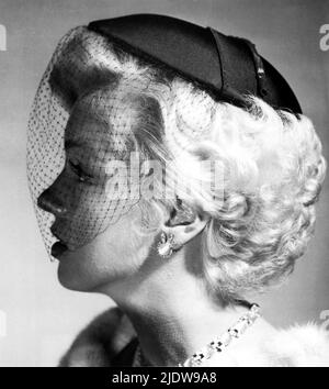 1954 , USA : l'attrice del film MARILYN MONROE ( 1926 - 1962 ) in un fototest per il cappello in costume e il make-up del film NON C'È BUSINESS COME SHOW BUSINESS ( Follie dell' anno ) di walter Lang , XX secolo Fox - FILM - CINEMA - FILM - attrice cinematografia - gioiello - gioielli - diamante - diamanti - bijoux - diamanti - gioielli - gioielli - gioielli - collana - collana - orechini - orechino - orecchini - clip - musical - film musicale - Capelli biondi - capelli biondi - capelli biondi - capelli biondi - profilo - cappello - cappello con vela - velo - velo - provino --- Arc Foto Stock