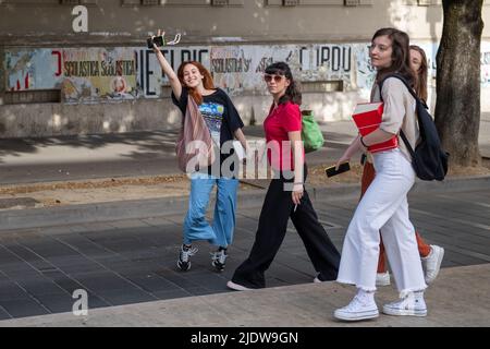 Rieti, Italia. 22nd giugno 2022. Gli esami di maturità iniziano per gli studenti nel loro ultimo anno di scuola superiore. Il test italiano apre i 2022 esami, che sono tornati alla normalità con prove scritte dopo due anni a causa dell'emergenza sanitaria covid19. Tra le tracce c'è anche il tema dell'iperconnessione. A Rieti, Italia, il 22 giugno 2022. (Credit Image: © Riccardo Fabi/Pacific Press via ZUMA Press Wire) Foto Stock