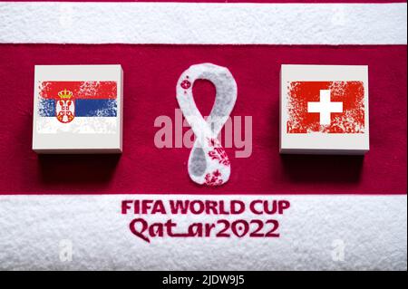 DOHA, QATAR, 3. LUGLIO: Gruppo H: Serbia vs Svizzera, Stadio 974, Doha, Coppa del mondo FIFA in Qatar 2022, partita di calcio con bandiere nazionali, banner con Foto Stock
