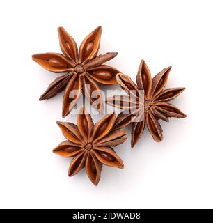 Vista dall'alto di tre stelle secche di anice frutti di spezia isolati su bianco Foto Stock