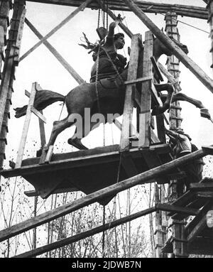 1931 , dicembre , Roma , ITALIA : le opere intorno alla statua del monumento (e della tomba) dedicata AD ANITA GARIBALDI ( 1821 - 1849 ) , moglie di Giuseppe Garibaldi , sul colle Gianicolo , Inaugurato il giorno 1932 giugno dalla Regina Elena di Savoia del Montenegro nel quadro delle celebrazioni per il 50° anniversario della morte di Giuseppe Garibaldi . Commissionato dal governo Mussolini per la conservazione dei resti di Anita Garibaldi , il monumento fu costruito dallo scultore MARIO RUTELLI ( 1859 - 1941 ). STATUA - EROE - HERO - RISORGIMENTO - MONUMENTO - SCULTURA - SCULTURA ---- ARCHIVIO GBB Foto Stock