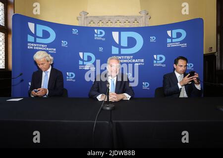 Il PVV olandese Geert Wilders, Gerolf Annemans e il presidente di Vlaams Belang Tom Van Grieken hanno illustrato nel corso di un incontro denominato Ons Europa organizzato da Identiteit en Democratie (ID), il partito europeo che comprende il belga Vlaams Belang, il francese Rassemblement National..., ad Anversa, il giorno dell'inizio di un vertice europeo, Giovedì 23 Giugno 2022. BELGA FOTO JAMES ARTHUR GEKIERE Foto Stock