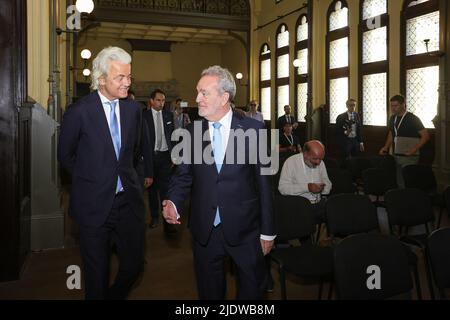 Gerolf Annemans e l'olandese PVV Geert Wilders hanno illustrato nel corso di un incontro chiamato Ons Europa organizzato da Identiteit en Democratie (ID), il partito europeo che comprende il belga Vlaams Belang, francese Rassemblement National..., ad Anversa, il giorno dell'inizio di un vertice europeo, giovedì 23 giugno 2022. BELGA FOTO JAMES ARTHUR GEKIERE Foto Stock