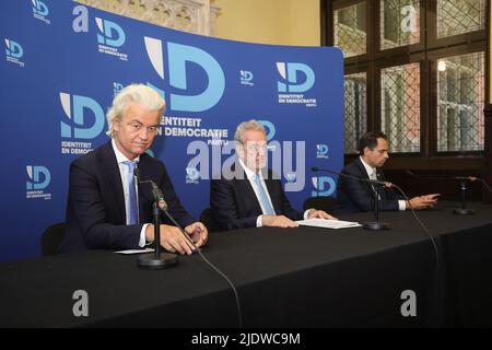 Il PVV olandese Geert Wilders, Gerolf Annemans e il presidente di Vlaams Belang Tom Van Grieken hanno illustrato nel corso di un incontro denominato Ons Europa organizzato da Identiteit en Democratie (ID), il partito europeo che comprende il belga Vlaams Belang, il francese Rassemblement National..., ad Anversa, il giorno dell'inizio di un vertice europeo, Giovedì 23 Giugno 2022. BELGA FOTO JAMES ARTHUR GEKIERE Foto Stock