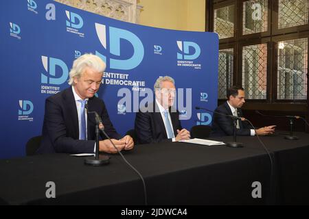 Il PVV olandese Geert Wilders, Gerolf Annemans e il presidente di Vlaams Belang Tom Van Grieken hanno illustrato nel corso di un incontro denominato Ons Europa organizzato da Identiteit en Democratie (ID), il partito europeo che comprende il belga Vlaams Belang, il francese Rassemblement National..., ad Anversa, il giorno dell'inizio di un vertice europeo, Giovedì 23 Giugno 2022. BELGA FOTO JAMES ARTHUR GEKIERE Foto Stock