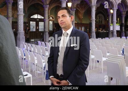 Il presidente di Vlaams Belang Tom Van Grieken ha illustrato nel corso di un incontro chiamato Ons Europa organizzato da Identiteit en Democratie (ID), il partito europeo che comprende il belga Vlaams Belang, francese Rassemblement National..., ad Anversa, il giorno dell'inizio di un vertice europeo, giovedì 23 giugno 2022. BELGA FOTO JAMES ARTHUR GEKIERE Foto Stock