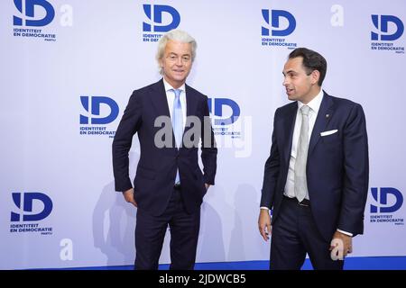 Il PVV olandese Geert Wilders e il presidente di Vlaams Belang Tom Van Grieken hanno illustrato nel corso di una riunione denominata Ons Europa organizzata da Identiteit en Democratie (ID), il partito europeo che comprende il belga Vlaams Belang, il francese Rassemblement National..., ad Anversa, il giorno dell'inizio di un vertice europeo, Giovedì 23 Giugno 2022. BELGA FOTO JAMES ARTHUR GEKIERE Foto Stock