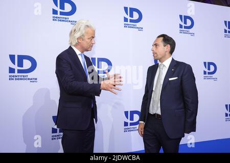 Il PVV olandese Geert Wilders e il presidente di Vlaams Belang Tom Van Grieken hanno illustrato nel corso di una riunione denominata Ons Europa organizzata da Identiteit en Democratie (ID), il partito europeo che comprende il belga Vlaams Belang, il francese Rassemblement National..., ad Anversa, il giorno dell'inizio di un vertice europeo, Giovedì 23 Giugno 2022. BELGA FOTO JAMES ARTHUR GEKIERE Foto Stock