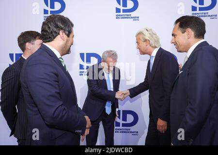 Gerolf Annemans, il PVV olandese Geert Wilders e il presidente di Vlaams Belang Tom Van Grieken, raffigurati durante un incontro denominato Ons Europa organizzato da Identiteit en Democratie (ID), il partito europeo che comprende il belga Vlaams Belang, il francese Rassemblement National..., ad Anversa, il giorno dell'inizio di un vertice europeo, Giovedì 23 Giugno 2022. BELGA FOTO JAMES ARTHUR GEKIERE Foto Stock