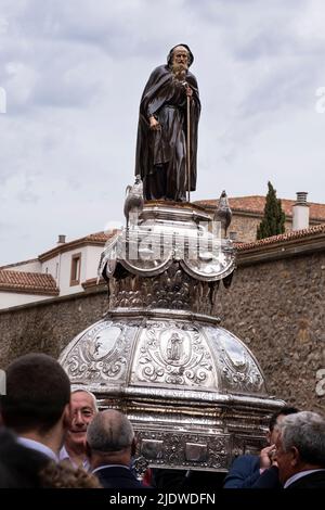 Spagna, Santo Domingo de la Calzada. I notabili della città portano la statua di San Domenico in processione in suo onore il 12 maggio, l'anniversario della sua morte in Foto Stock