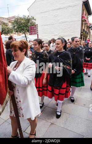 Spagna, Santo Domingo de la Calzada. Giovani Donne che marciarono in processione in onore di San Domenico il 12 maggio, anniversario della sua morte nel 1109. Foto Stock