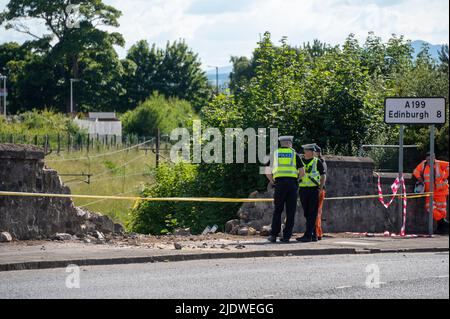 Edimburgo, Scozia, Regno Unito Giovedì 23rd 2022 giugno: La linea ferroviaria principale della costa orientale è stata bloccata dopo che un camion si è schiantato attraverso un muro nella periferia di Edimburgo . È stata portata una gru per rimuoverla Foto Stock