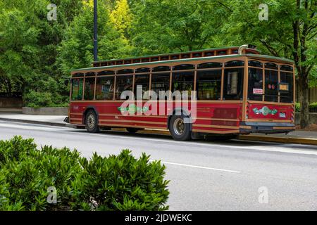 Knoxville, Tennessee, Stati Uniti d'America - 28 maggio 2022: Un autobus di trasporto in tram si trova parcheggiato sul lato della strada nel centro di Knoxville. Foto Stock