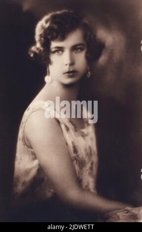 1929, Bruxelles , Belgio : la principessa belga Marie José del BELGIO ( 1906 - 2001 ) , futura ultima Regina d'Italia , sposata nel 1930 con il Principe italiano di Piemonte UMBERTO II di SAVOIA ( 1904 - 1983 ) - Casa DI BRABANTE - BRABANTE - Royalty - nobili italiani - nobiltà - principessa reale - ITALIA - BELGIO - Maria José - Orecchino - orecchini - orecchini - profilo - ritratto - ritratto - spalla - spalle - spalle ---- Archivio GBB Foto Stock