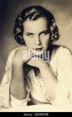 1934 ca. , Roma , Italia : la principessa belga Marie José del BELGIO ( 1906 - 2001 ), futura ultima Regina d'Italia, si sposò nel 1930 con il Principe italiano di Piemonte UMBERTO II di SAVOIA ( 1904 - 1983 ) . Ritratto di Ghitta Carell , Roma - Casa DEL BRABANTE - BRABANTE - Royalty - nobili italiani - nobiltà - principessa reale - ITALIA - BELGIO - Maria José - ritratto - palla - mani - mani ---- Archivio GBB Foto Stock