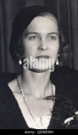 1935 ca. , Bruxelles , Belgio : la principessa belga Marie José del BELGIO ( 1906 - 2001 ) , futura ultima Regina d'Italia , sposata nel 1930 con il Principe italiano di Piemonte UMBERTO II di SAVOIA ( 1904 - 1983 ) - Casa DI BRABANTE - BRABANTE - Royalty - nobili italiani - nobiltà - principessa reale - ITALIA - BELGIO - Maria José - ritratto - orecchino - orecchini - perla - perle - perle - perle - perle - collana - collana - oro - oro - pelliccia - colletto astrakan - colletto - pelliccia - pelliccia - cappello - veletta - velo - gioiello - gioielli - gioiello - jewe Foto Stock
