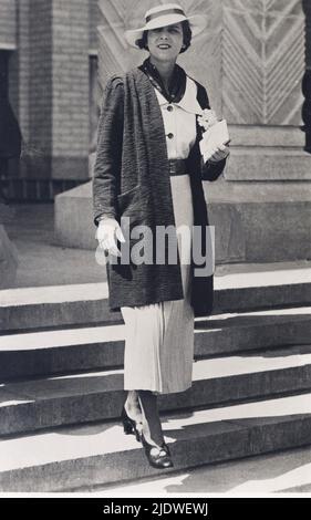 1939 ca. , Bruxelles, Belgio: La principessa belga Marie José DEL BELGIO ( 1906-2001 ), futura ultima Regina d'Italia, si sposò nel 1930 con il Principe italiano di Piemonte UMBERTO II di SAVOIA ( 1904-1983 ). - Casa DEL BRABANTE - BRABANTE - Royalty - nobili italiani - nobiltà - principessa reale - ITALIA - BELGIO - Maria José - ritratto - cappello - guanti - guanti - scarpe - scarpe - gradini - scala - scale - cintura - CINEMA - ANNI TRENTA - '30 - foulard - Plissée ---- Archivio GBB Foto Stock