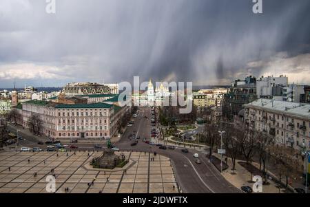 Pioggia a Kiev. Vista di Piazza Bohdan Khmelnytsky e del Monastero di San Michele. Sparato dal cuore di Kyiv. Pioggia sulla capitale dell'Ucraina. Foto Stock